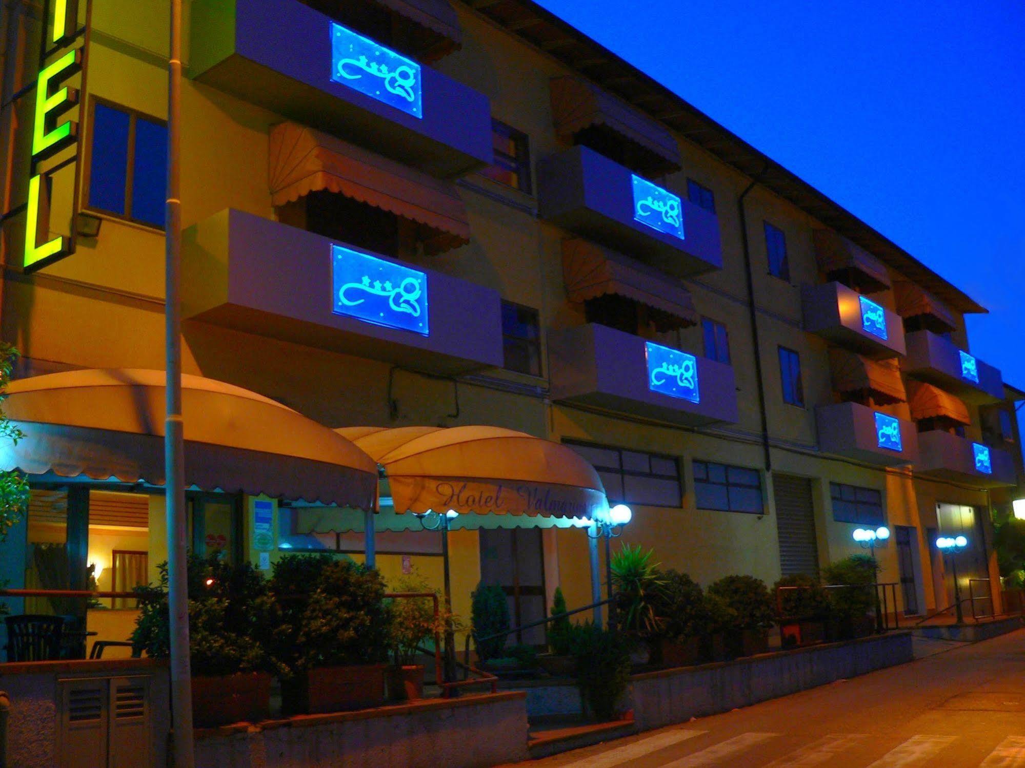 Valmarina Hotel Каленцано Екстериор снимка