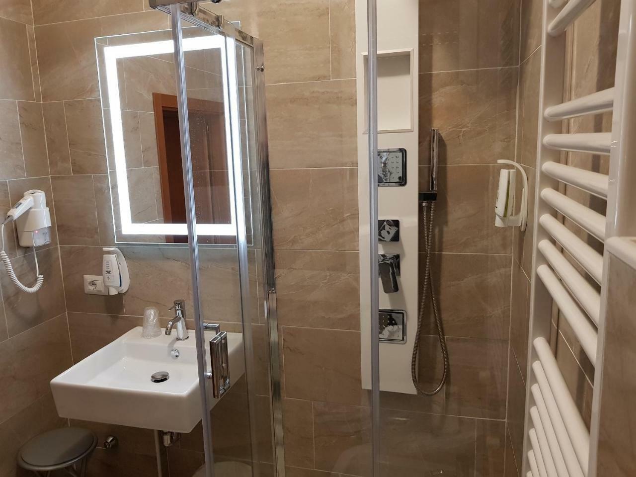 Valmarina Hotel Каленцано Екстериор снимка