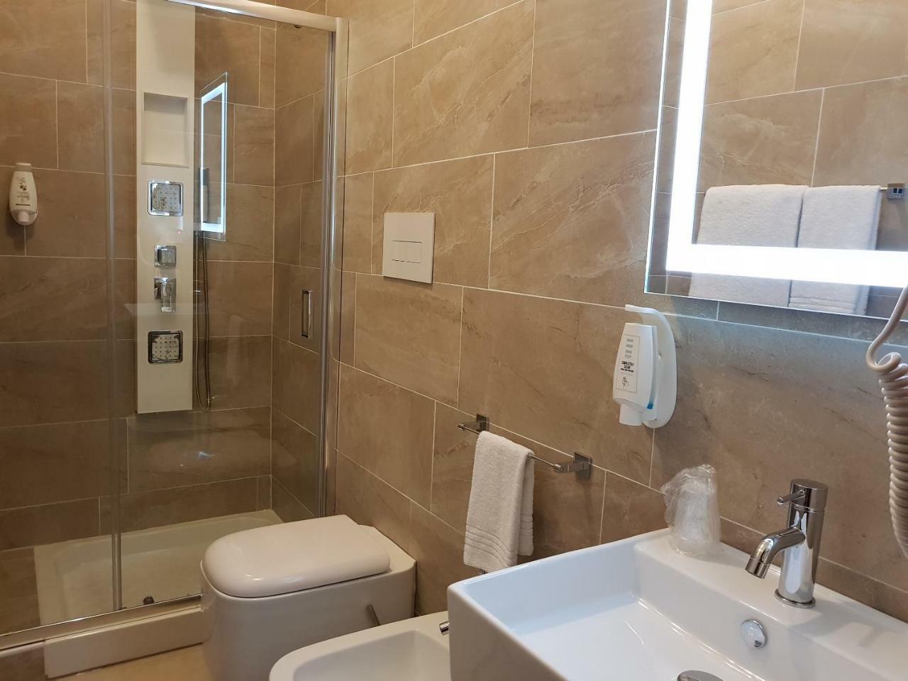 Valmarina Hotel Каленцано Екстериор снимка